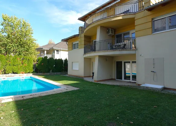 Yellow Sun Apartment *